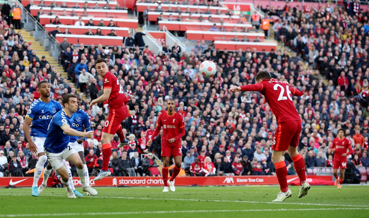 Robertson đánh đầu thành bàn sau pha kiến tạo của Salah. (Ảnh: Reuters)