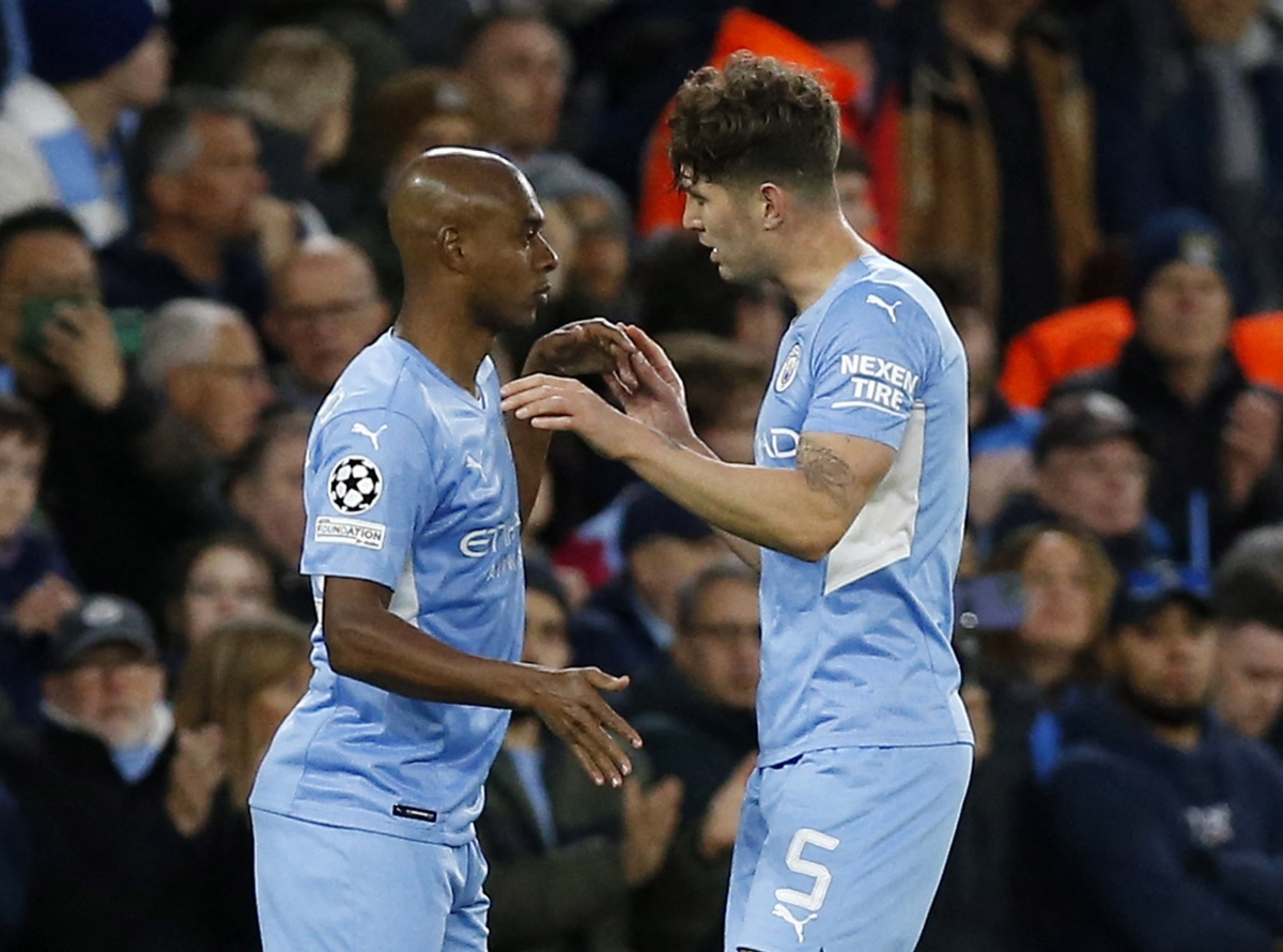 Man City thay người khi Fernandinho vào sân thay Stones (Ảnh: Reuters).