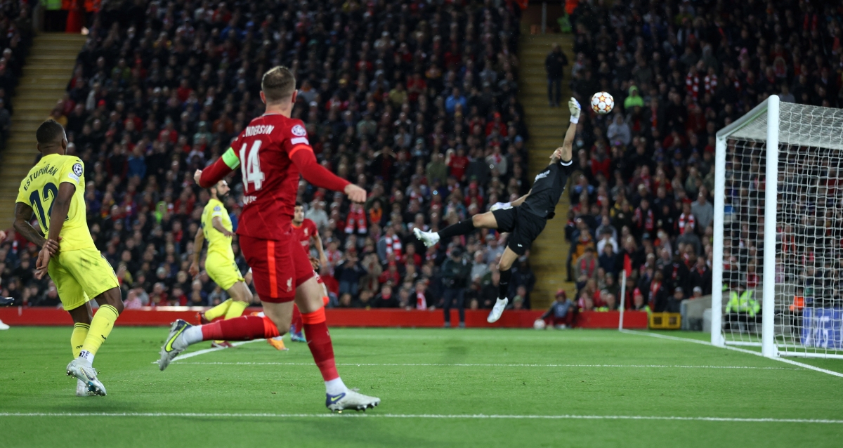 Liverpool mở tỷ số với bàn thắng may mắn. (Ảnh: Reuters)