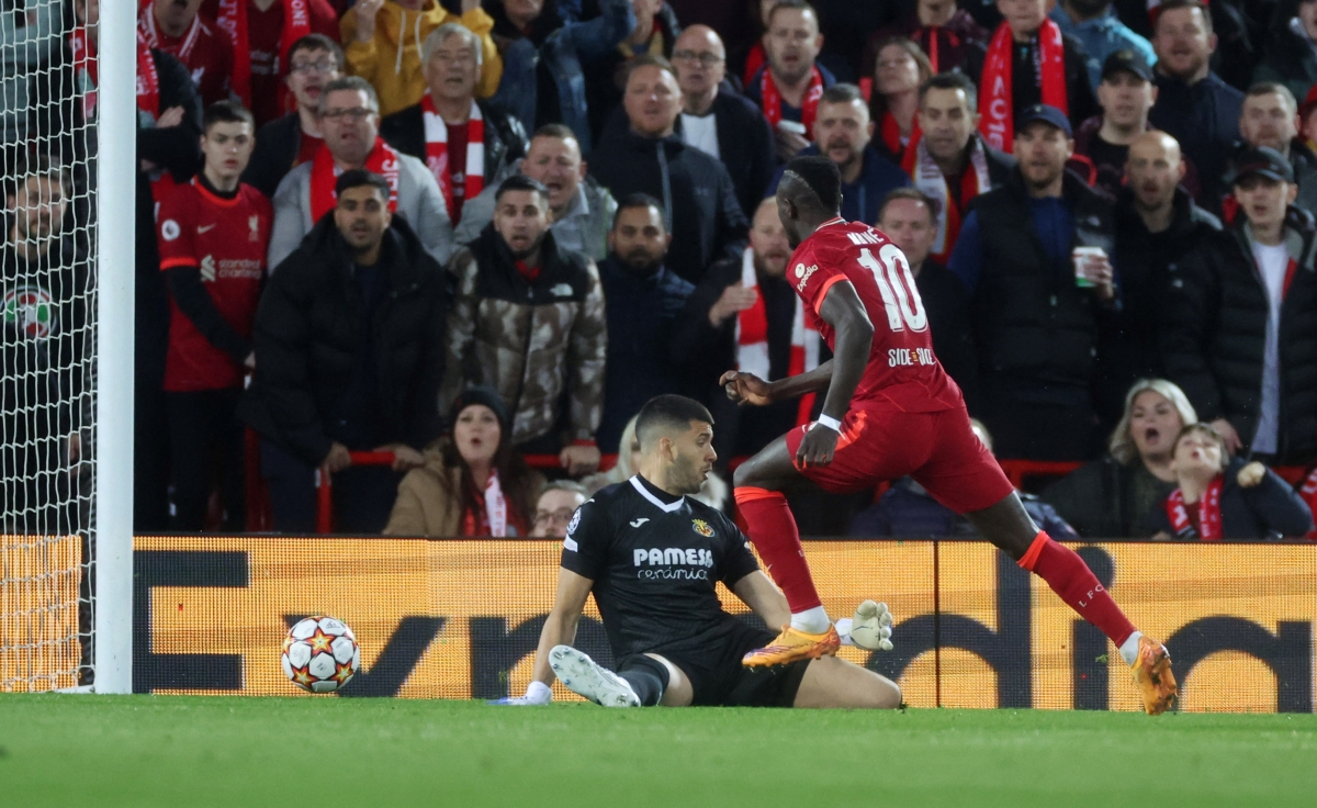 Mane nhân đôi cách biệt cho Liverpool. (Ảnh: Reuters)