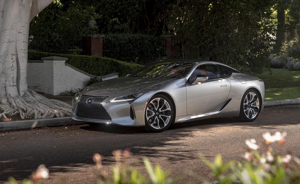 Xe thể thao hybrid hiệu quả nhất – Lexus LC 500h (9,05 L/100 km thành phố/ 6,92 L/100 km): Mặc dù sở hữu động cơ 3.5 L V6, hệ dẫn động hybrid giúp LC cỡ lớn gần như tương đồng với con số tiết kiệm nhiên liệu của Mazda Miata. Một chiếc xe thể thao hybrid khác được định hướng nhiều hơn về hiệu suất, Acura NSX. Khi được điều khiển với sự kiềm chế, siêu xe dẫn động bốn bánh đặt giữa chỉ có thể sử dụng 11,2 L/100 km trong thành phố và 10,69 L/100 km trên đường cao tốc.