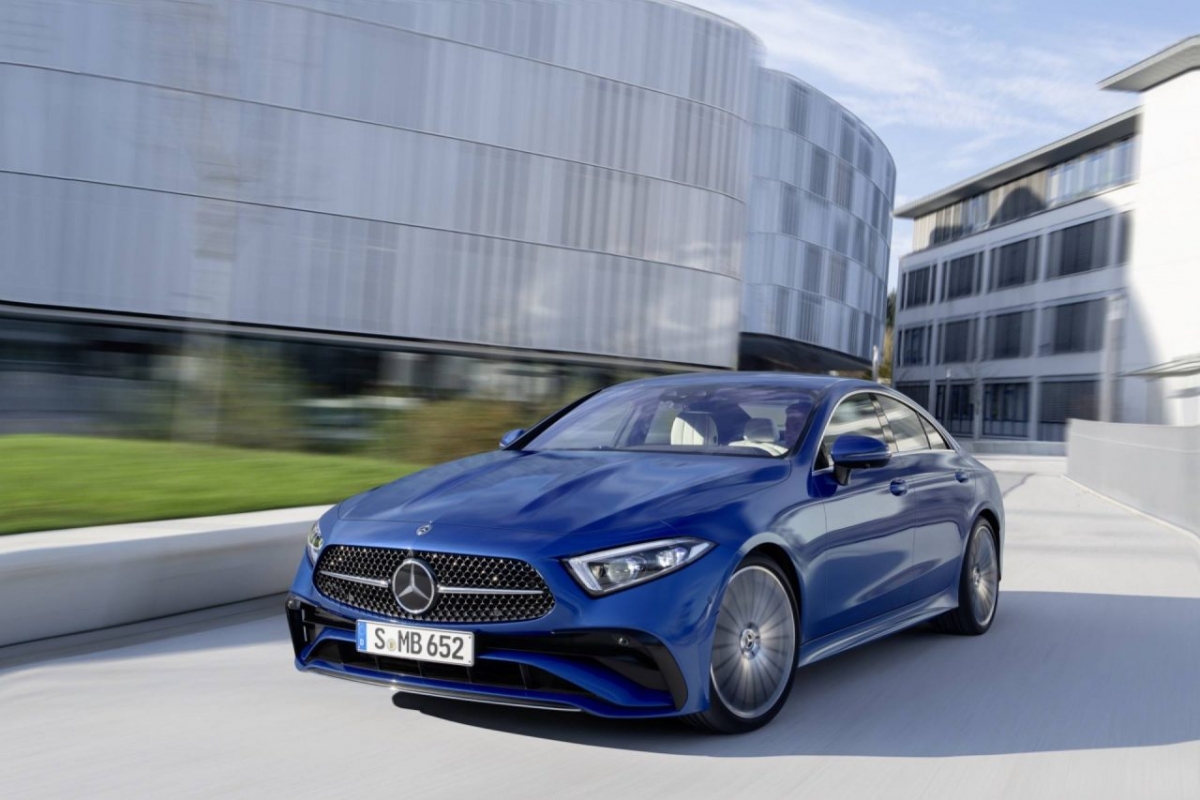 Xe Hybrid full-size hiệu quả nhất – Mercedes-Benz CLS 450 4Matic (10,69 L/100 km thành phố/ 7,84 L/100 km cao tốc): Rất nhiều xe cỡ trung và cỡ lớn của Mercedes-Benz sử dụng hệ thống EQ Boost - công nghệ “lai nhẹ” Mild Hybrid. Về cơ bản, đó là một hệ thống hybrid nhẹ giúp tăng tổng mã lực đồng thời cải thiện khả năng tiết kiệm nhiên liệu. Khi áp dụng cho CLS 450 4Matic, nó giúp chiếc coupe 4 cửa cỡ lớn đạt được 10,69 L/100 km trong thành phố và 7,84 L/100 km trên đường cao tốc. Chiếc sedan hybrid cỡ lớn hiệu quả nhất tiếp theo là Lexus LS 500h có thông số giảm một chút ở mức 10,69 L/100 km trong thành phố và 8,11 L/100 km trên đường cao tốc.