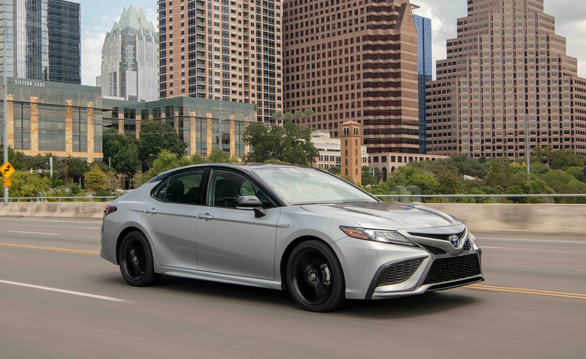 Xe Hybrid hạng trung hiệu quả nhất – Toyota Camry Hybrid (4,61 L/100 km thành phố/ 4,44 L/100 km): Toyota Camry giành lại ngôi vương của mình khi nói đến các mẫu xe lai sedan hạng trung. Toyota là người khởi xướng trong phân khúc này và là chuyên môn của thương hiệu này. Camry gần như đồng hạng với chiếc Hyundai Sonata Hybrid Blue kém hiệu quả hơn 1 mpg trong thành phố, nhưng tiết kiệm hơn 1 mpg trên đường cao tốc. Bị 2 mẫu xe này bỏ xa đó là chiếc Honda Accord Hybrid chỉ có thể đạt 5 L/100 km trong thành phố và 5 L/100 km trên đường cao tốc.