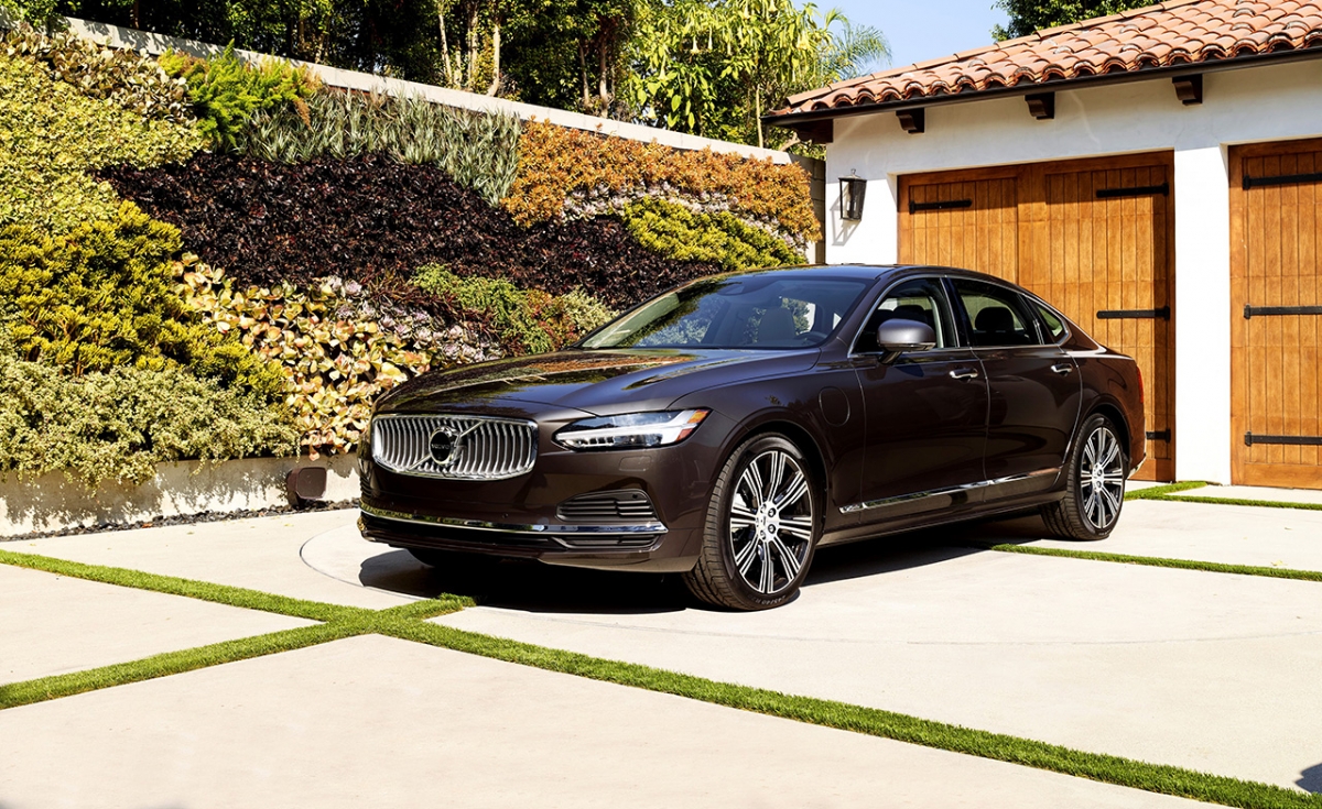Xe Hybrid Plug-in full-size hiệu quả nhất – Volvo S90 T8 AWD Recharge ( tương đương 3,56 L/100 km): Các mẫu xe plug-in hybrid cỡ lớn kết hợp hiệu suất và sự thoải mái cho hành khách với khả năng tiết kiệm nhiên liệu ấn tượng. Không gì tốt hơn Volvo S90 T8 AWD Recharge sử dụng động cơ bốn xi-lanh tăng áp và siêu nạp kết hợp với một động cơ điện mạnh mẽ. Tất cả tạo ra tổng công suất ấn tượng 455 mã lực, một con số khá nhỏ trong một chiếc xe được đánh giá mức tiêu thụ nhiên liệu 3,56 L/100 km. Thông số này hiệu quả hơn chiếc BMW 745e xDrive được đánh giá ở mức 4,2 L/100 km và Porsche Panamera 4 E-Hybrid được đánh giá ở mức 4,52 L/100 km.