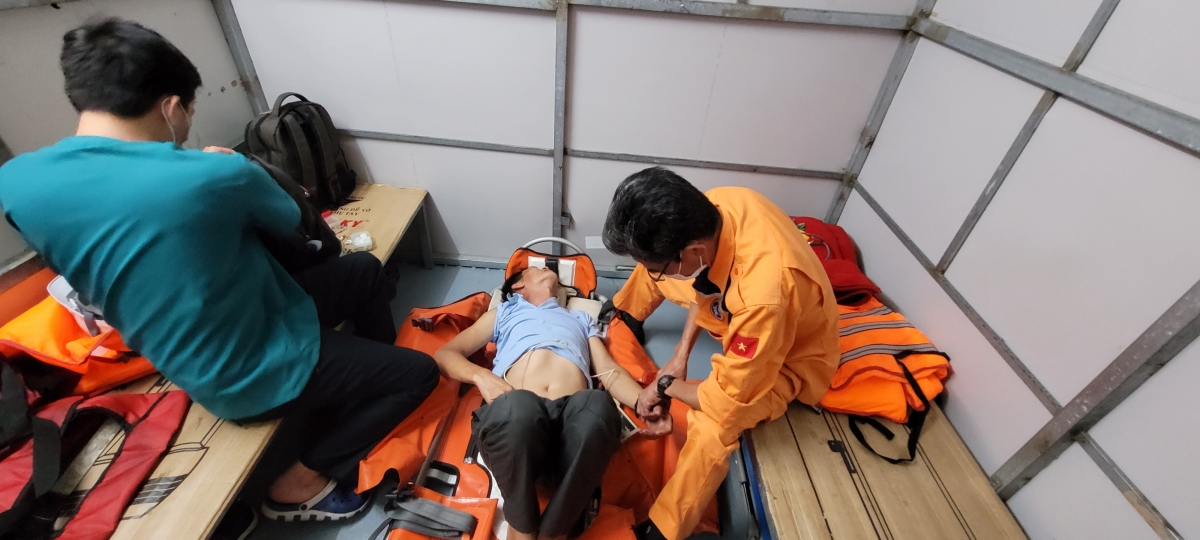 Nạn nhân được sơ cứu ngay trên tàu cứu nạn.