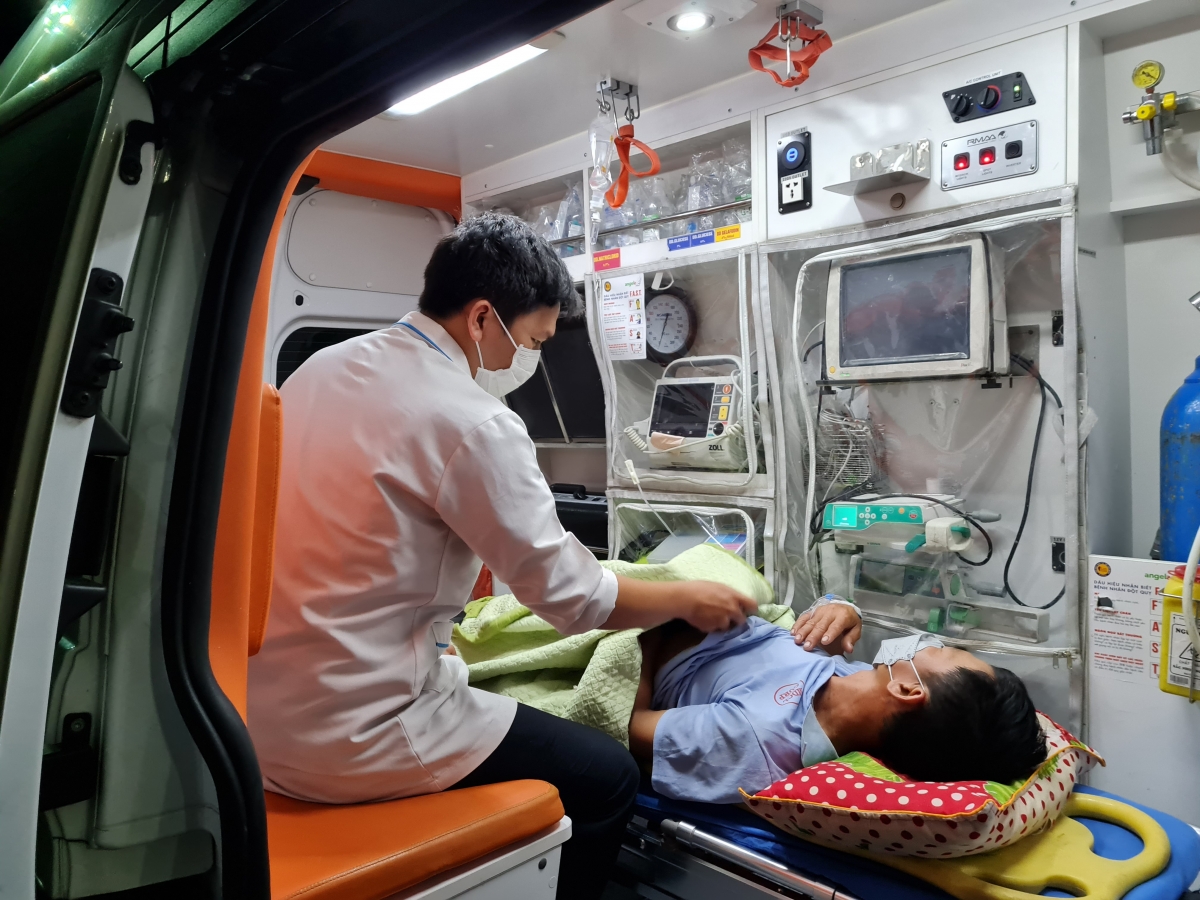 Nạn nhân được đưa vào bờ cấp cứu kịp thời.