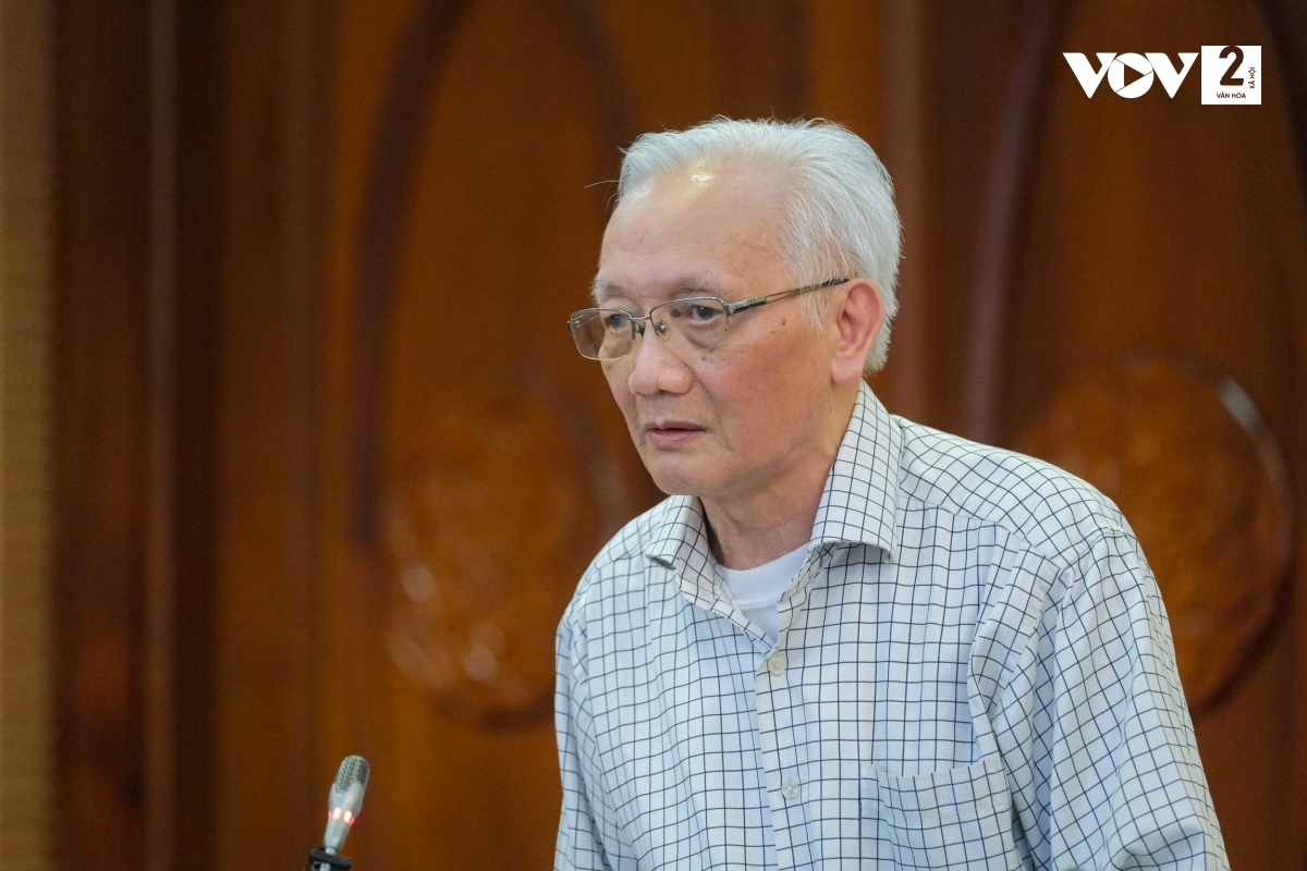 Thầy Nguyễn Tùng Lâm, hiệu trưởng Trường THPT Đinh Tiên Hoàng. Ảnh: Phạm Thắng