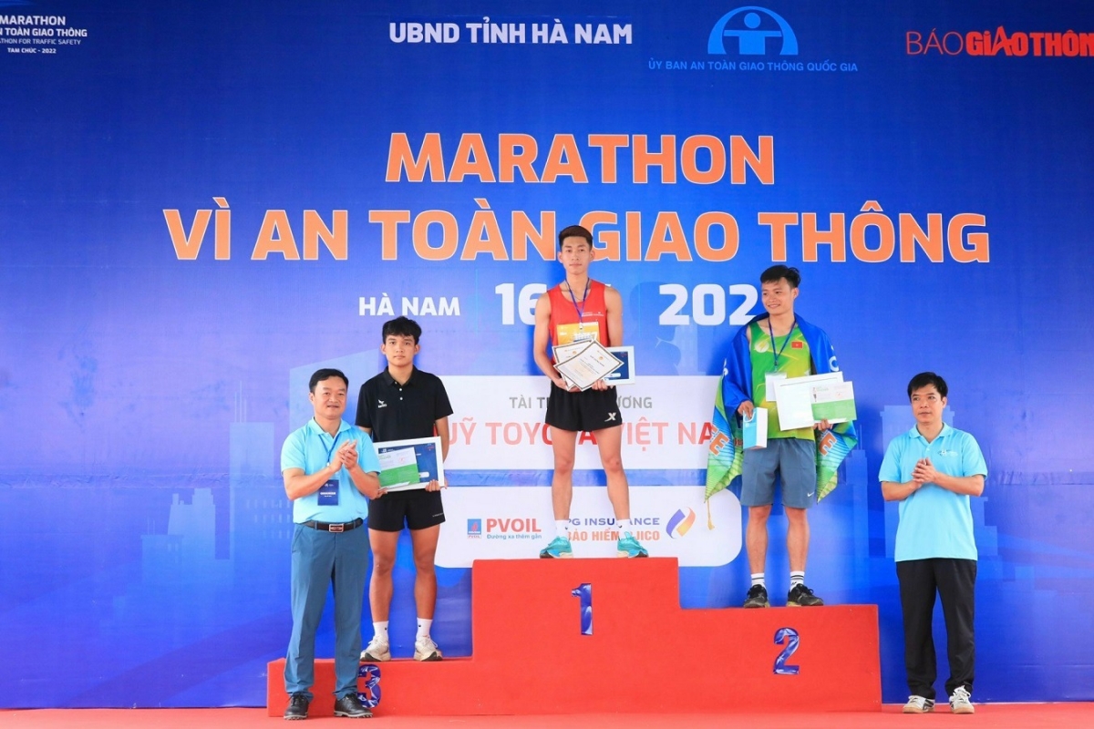 Ban Tổ chức đã trao 8 giải nhất, 8 giải nhì và 8 giải ba ở các cự ly cho cả nội dung của nam và nữ.