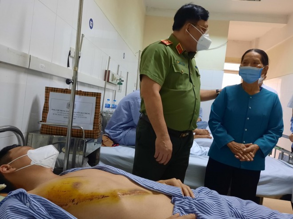 Giám đốc Công an TP Hà Nội - Trung tướng Nguyễn Hải Trung động viên cán bộ, chiến sĩ bị thương cùng gia đình