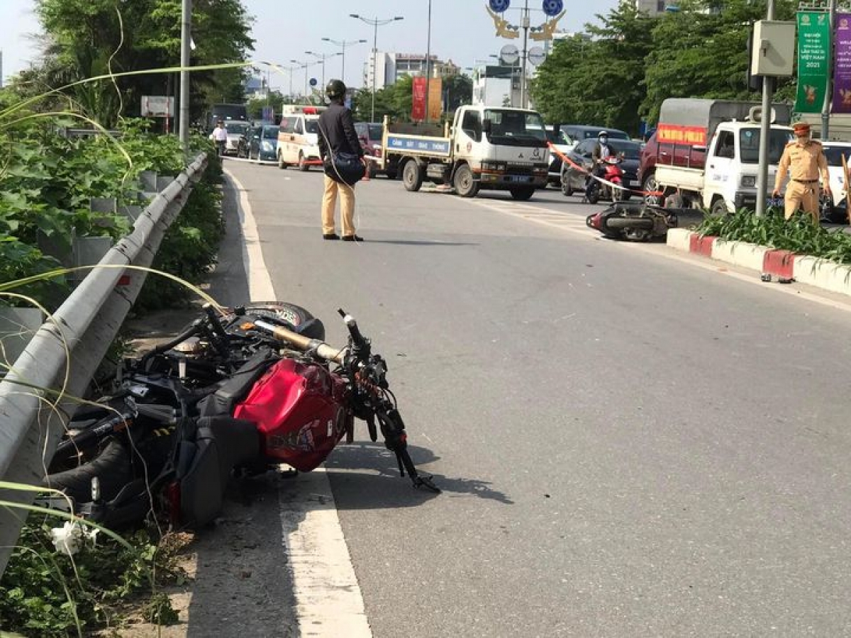 Lực lượng chức năng có mặt, bảo vệ hiện trường, xử lý vụ việc.