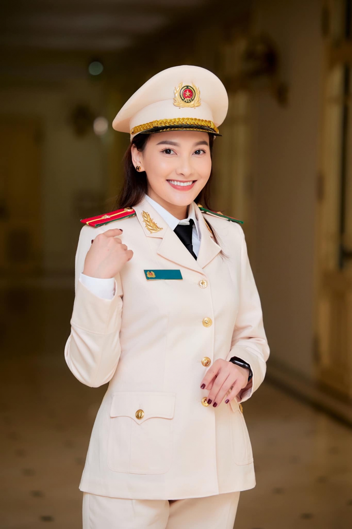 Bảo Thanh xinh đẹp trong trang phục công an.