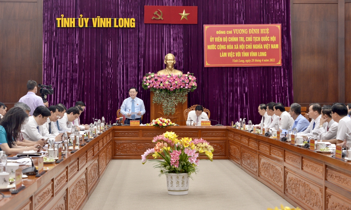 Chủ tịch Quốc hội Vương Đình Huệ và đoàn công tác đã làm việc với Ban Thường vụ tỉnh ủy tỉnh Vĩnh Long
