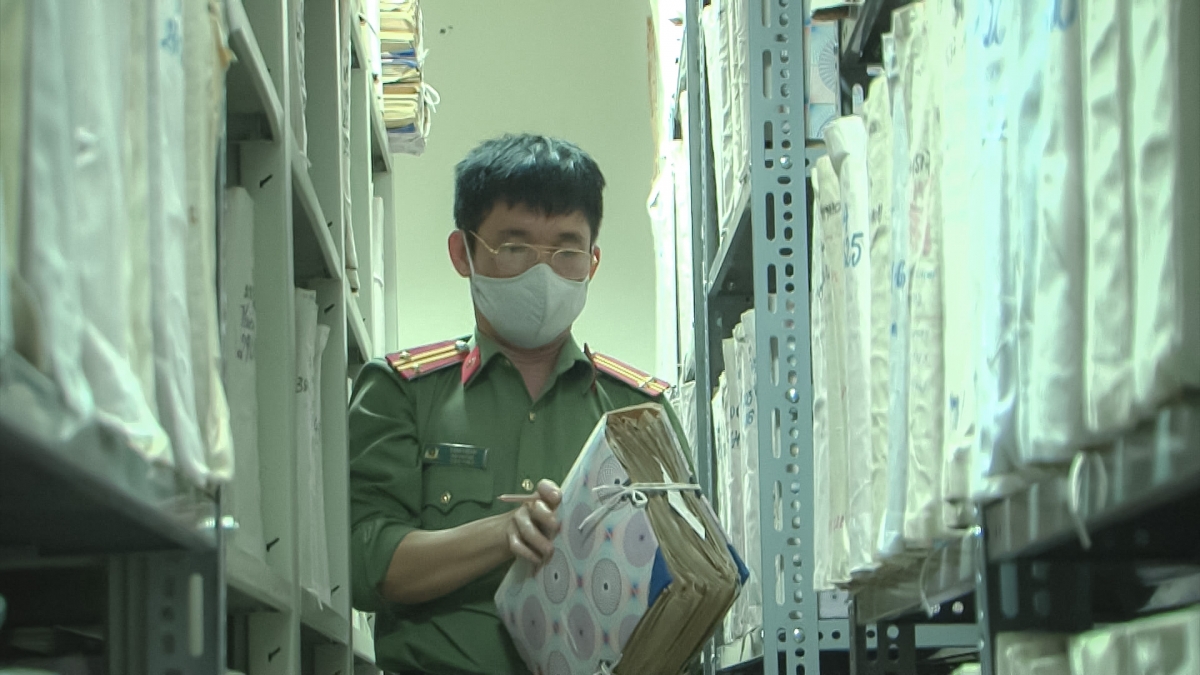 Cán bộ phòng Hồ sơ Công an tỉnh Điện Biên tra cứu thông tin tội phạm