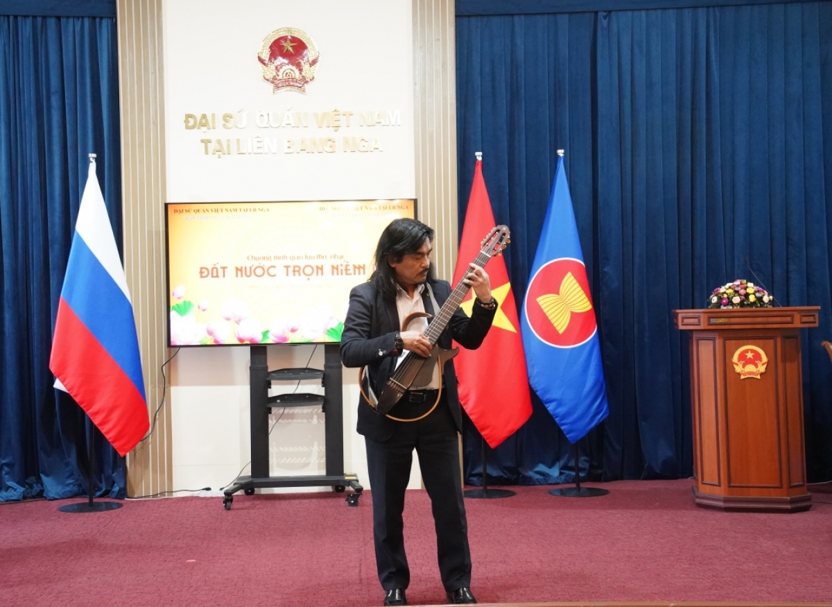 Nhạc sỹ Phạm Hồng Hà độc tấu guitar