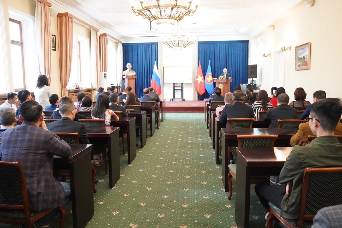 Cả hội trường chăm chú nghe nhà thơ Nguyễn Huy Hoàng đọc thơ ca ngợi quê hương, đất nước