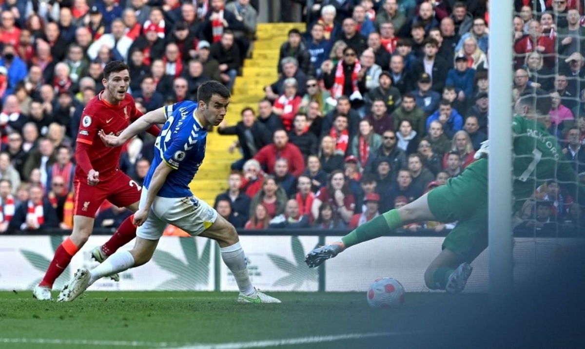 Bước ngoặt của trận đấu tới ở phút 62 khi Mohamed Salah kiến tạo cho Andrew Robertson đánh đầu mở tỷ số. (Ảnh: Getty)