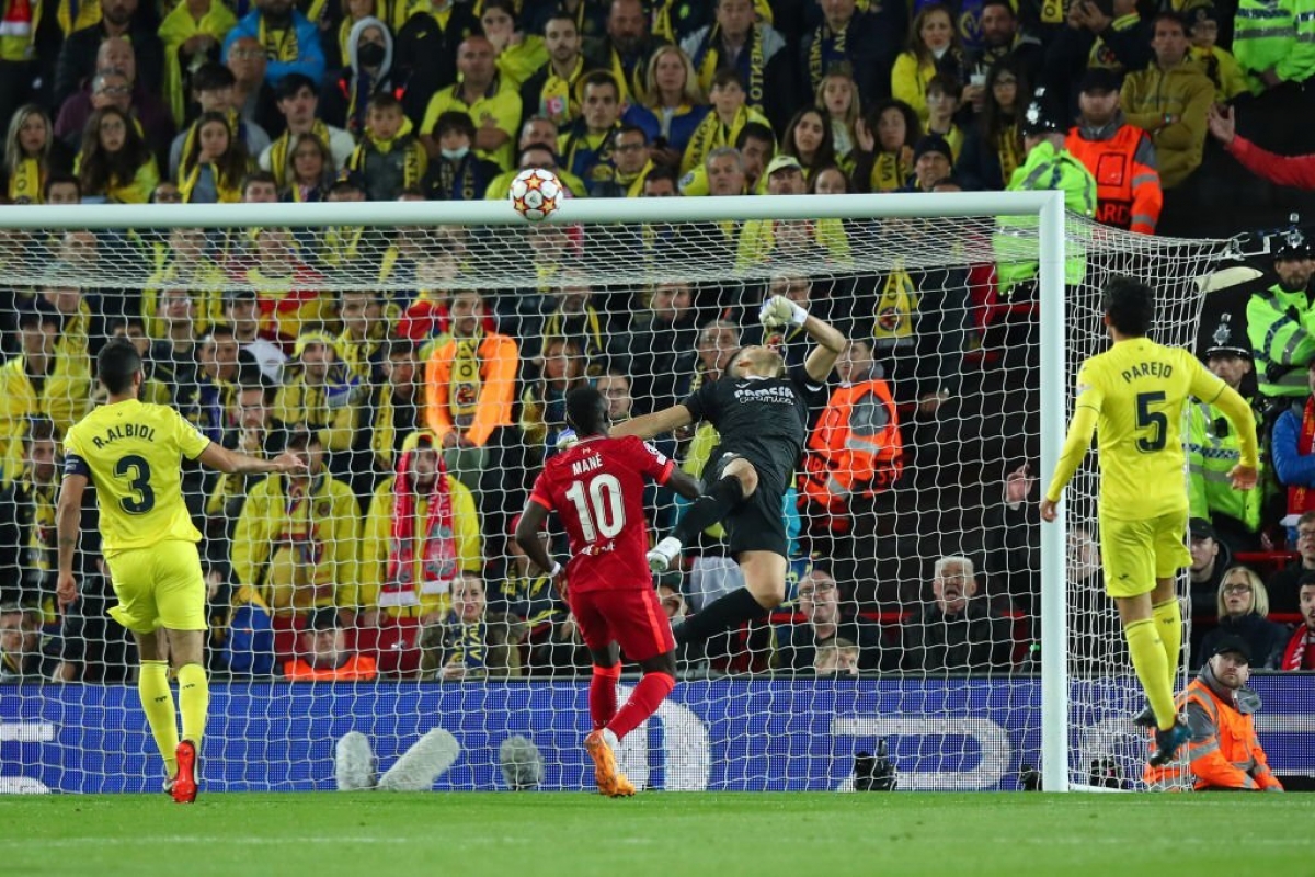 Thủ môn Rulli đã chạm tay vào bóng nhưng không thể cứu Villarreal thoát khỏi bàn thua bất ngờ. (Ảnh: Getty)