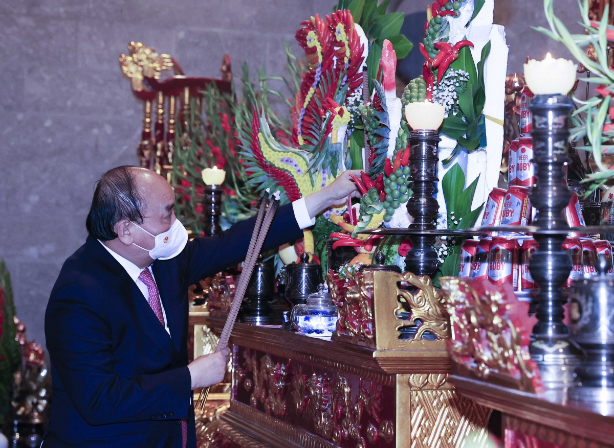 Chủ tịch nước bày tỏ, Đền thờ Vua Hùng tại vùng đất phương Nam là điểm kết nối linh thiêng với Đền Hùng nơi đất Bắc, như mạch nguồn Bắc-Nam một nhà