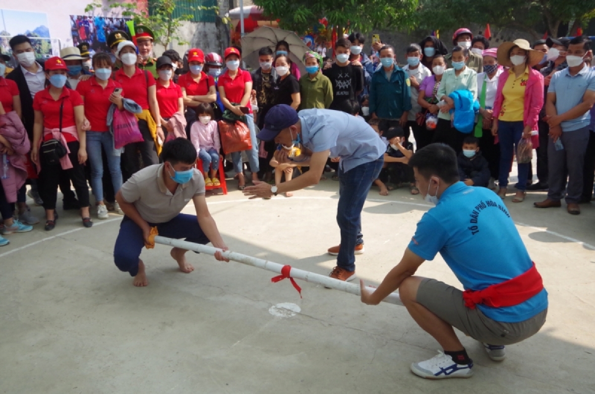 Thi đấu các môn thể thao dân gian dân tộc.