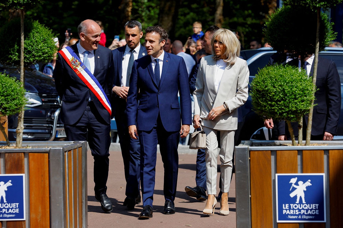 Tổng thống Emmanuel Macron và Phu nhân Brigitte Macron tới bỏ phiếu tại một điểm bầu cử ở Le Touquet-Paris-Plage, ngày 24/4. (Ảnh: Reuters)