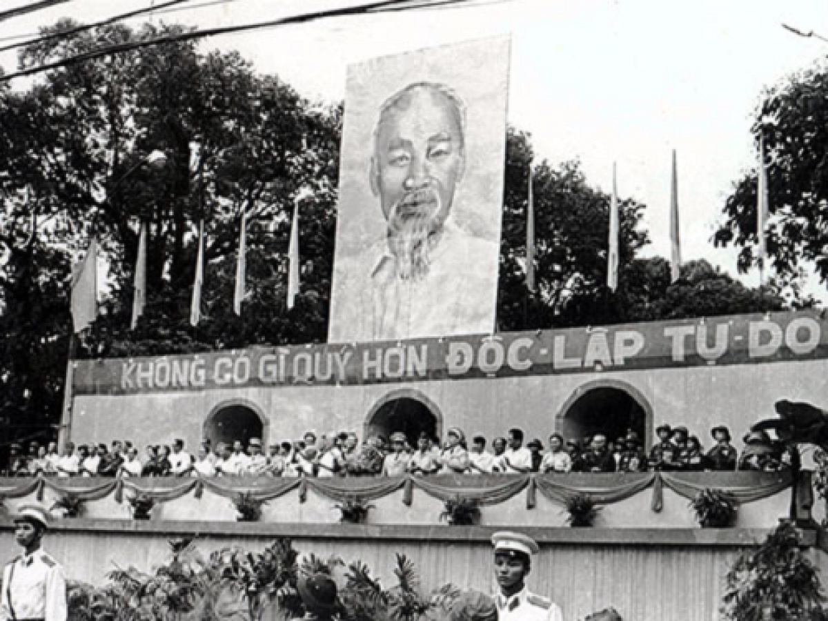 Lãnh đạo Đảng, Nhà nước trên lễ đài tại Lễ mít tinh mừng Việt Nam đại thắng, ngày 15/5/1975 (Nguồn: baotanglichsu.vn)