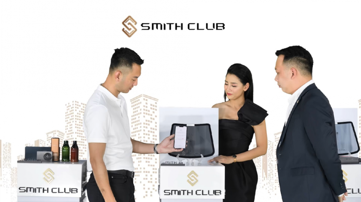 Youtuber Hùng Lâm trải nghiệm sản phẩm mới tại buổi ra mắt.