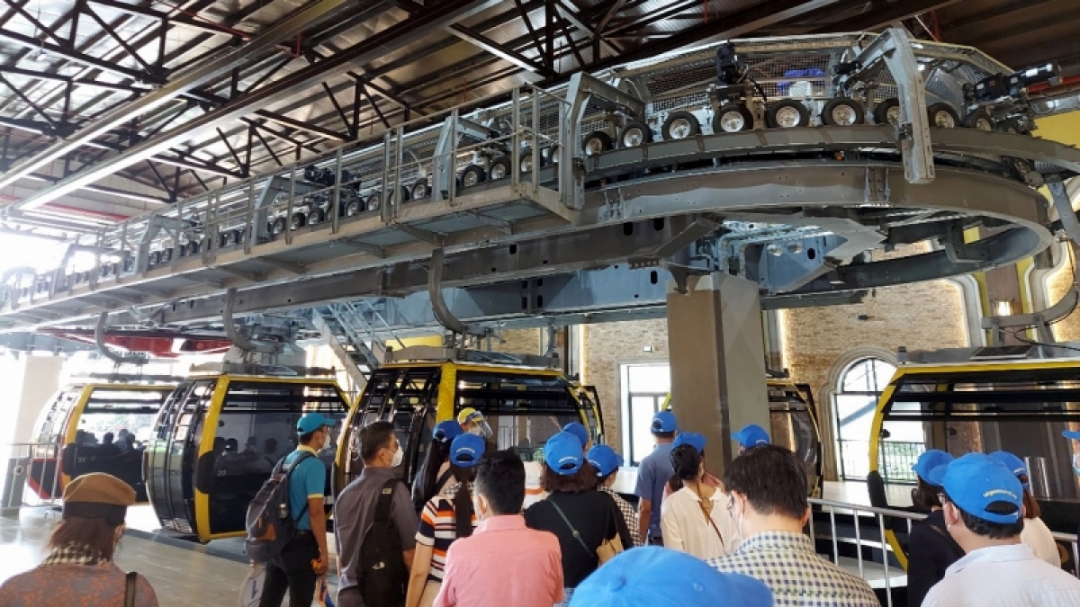 Khách lên đỉnh núi Bà Đen bằng cáp treo hiện đại (ảnh Hà An)