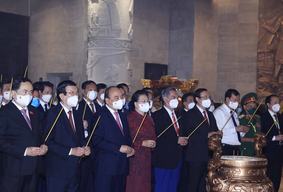 Chủ tịch nước Nguyễn Xuân Phúc dẫn đầu đoàn lãnh đạo, nguyên lãnh đạo Đảng, Nhà nước dâng hương thành kính, tưởng nhớ, tri ân công đức các Vua Hùng