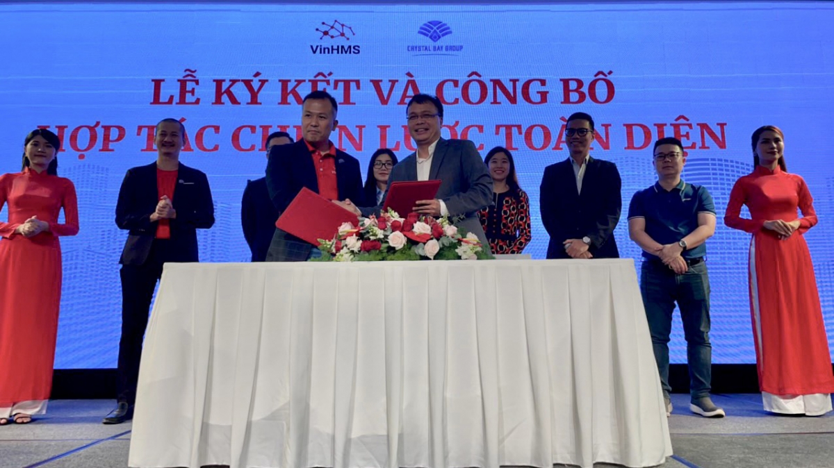 Ông Nguyễn Tiến Trung (bên phải) - Tổng giám đốc Tập đoàn du lịch Crystal Bay và Ông Nguyễn Văn Hoàng (bên trái) - Tổng giám đốc Công ty Cổ phần sản xuất và kinh doanh phần mềm VinHMS cùng các đại diện chứng kiến lễ Ký kết hợp tác.