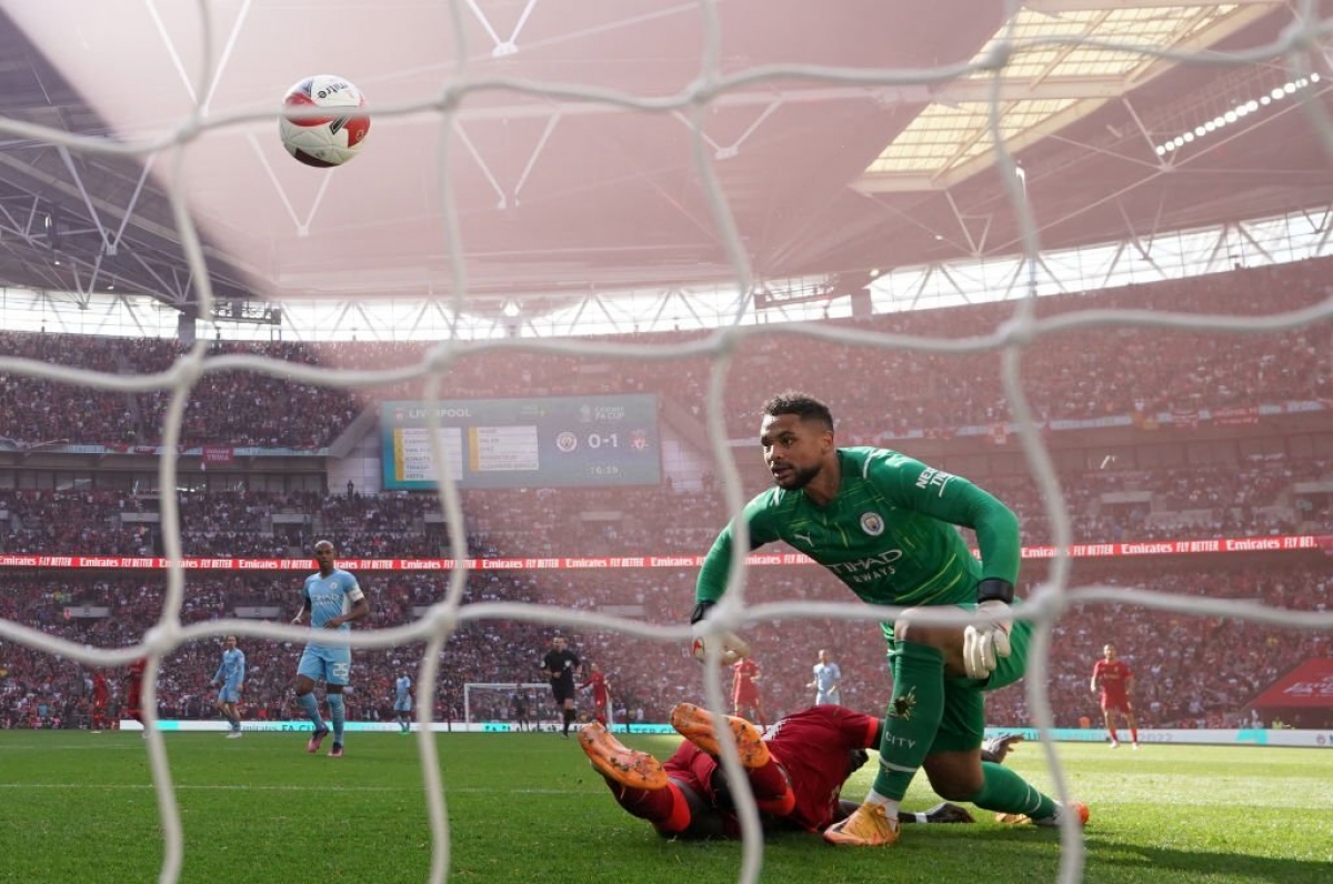 Sai lầm ngớ ngẩn của thủ môn Zack Steffen bị Sadio Mane trừng phạt và Liverpool nhân đôi cách biệt ở phút 17. (Ảnh: Reuters)