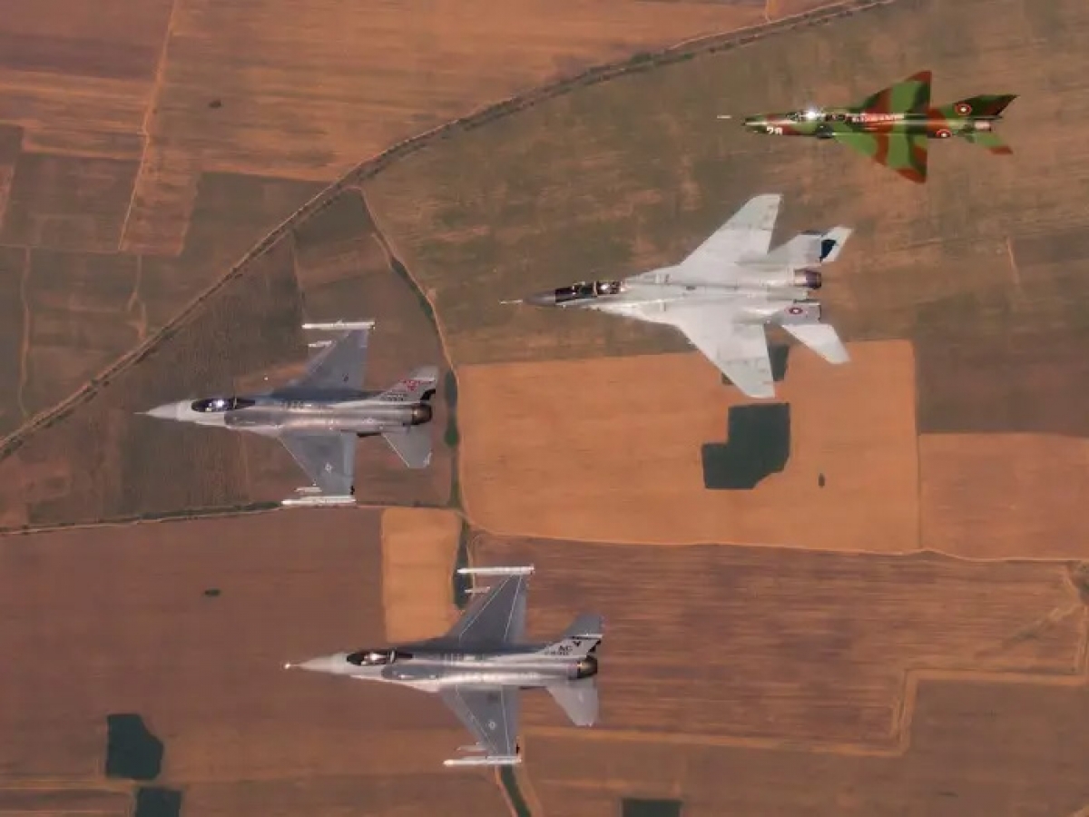 Máy bay F-16 của Không quân Mỹ (trái), cùng máy bay MiG-29 và MiG-21 của Không quân Bulgaria, ngày 20/7/2015. Ảnh: Vệ binh quốc gia Mỹ