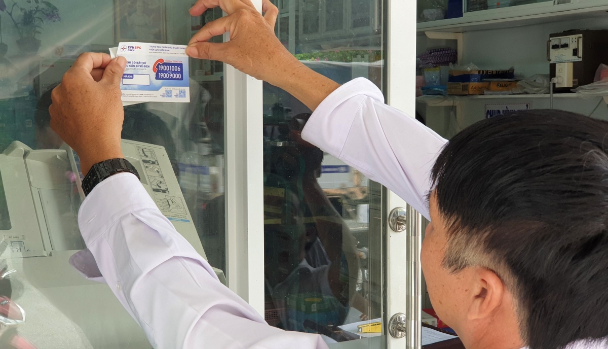 Tổng công ty Điện lực Miền Nam đã cho dán số Tổng đài chính thống của ngành Điện đến từng hộ gia đình sử dụng điện.