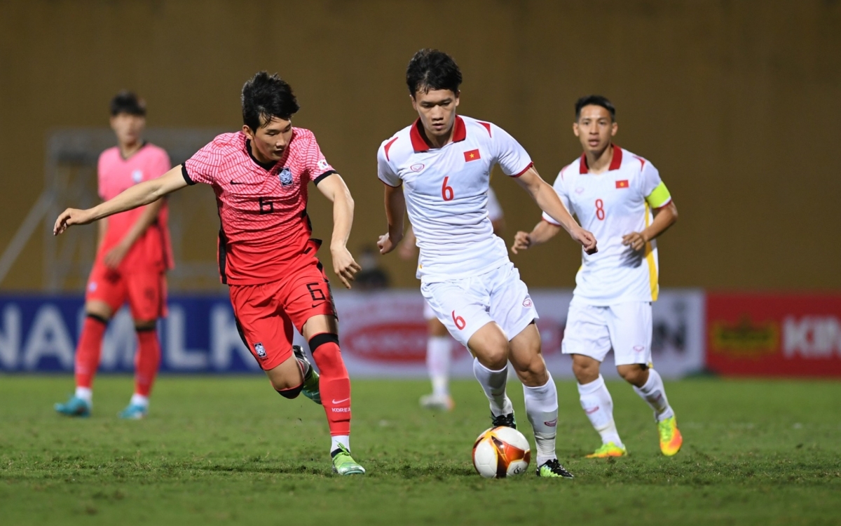 Hoàng Đức và Hùng Dũng nhận lời khen sau khi U23 Việt Nam thắng U20 Hàn Quốc 1-0. (Ảnh: Dương Thuật)