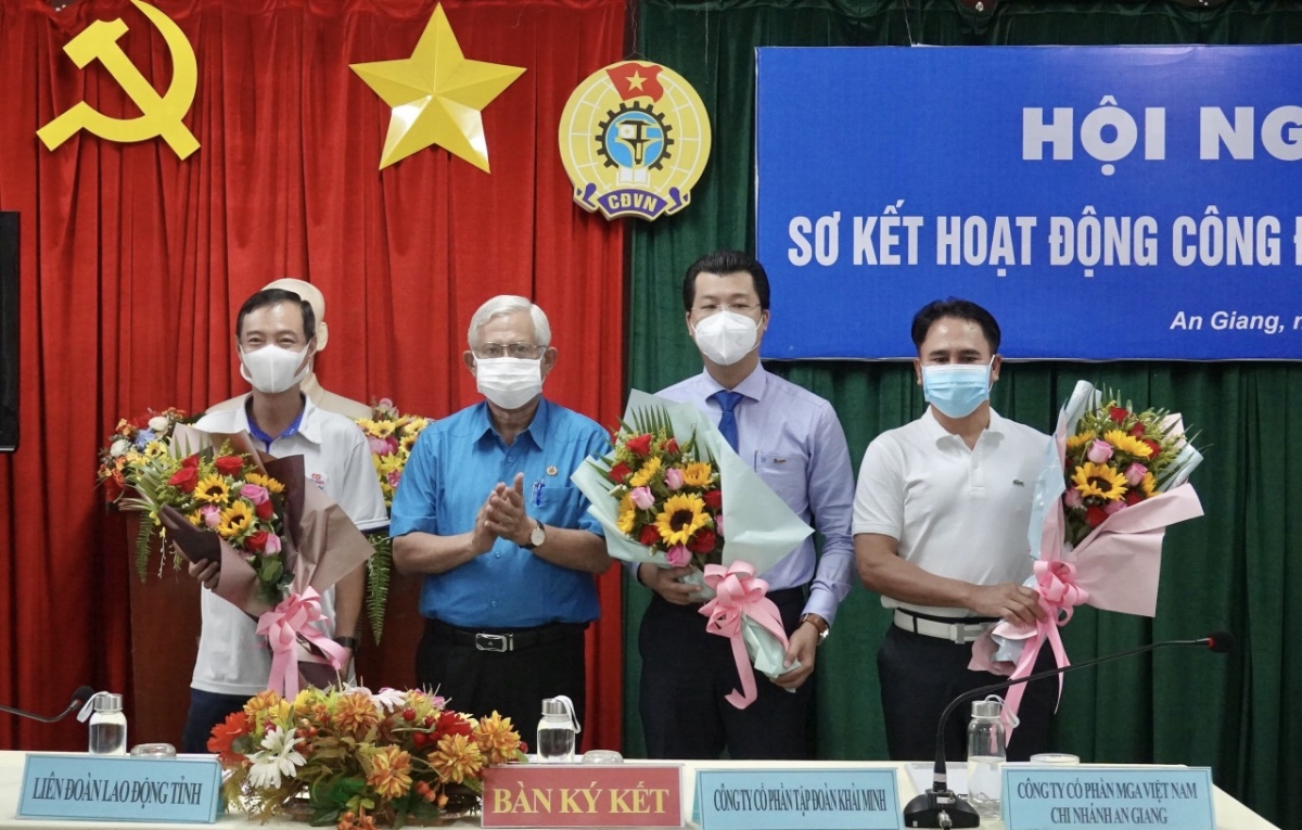 Liên đoàn Lao động tỉnh An Giang ký thoả thuận hợp tác cho đội ngũ cán bộ, nhân viên trong ngành đựơc hưởng ưu đãi khi đến khu du lịch Cáp treo Núi Sam.