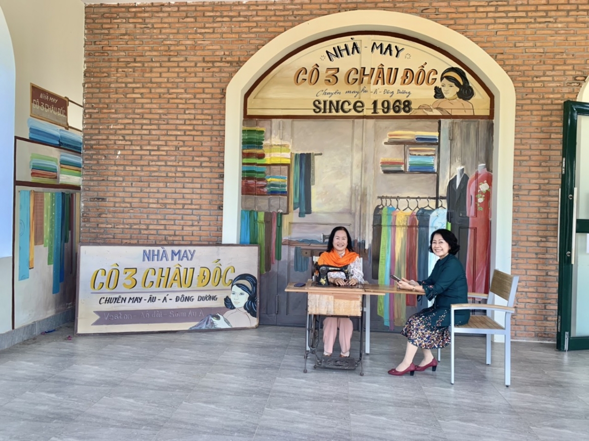 Lãnh đạo Hội Nữ doanh nhân tỉnh An Giang chụp hình tại điểm check-in tranh bích hoạ Nhà may Cô 3 Châu Đốc.