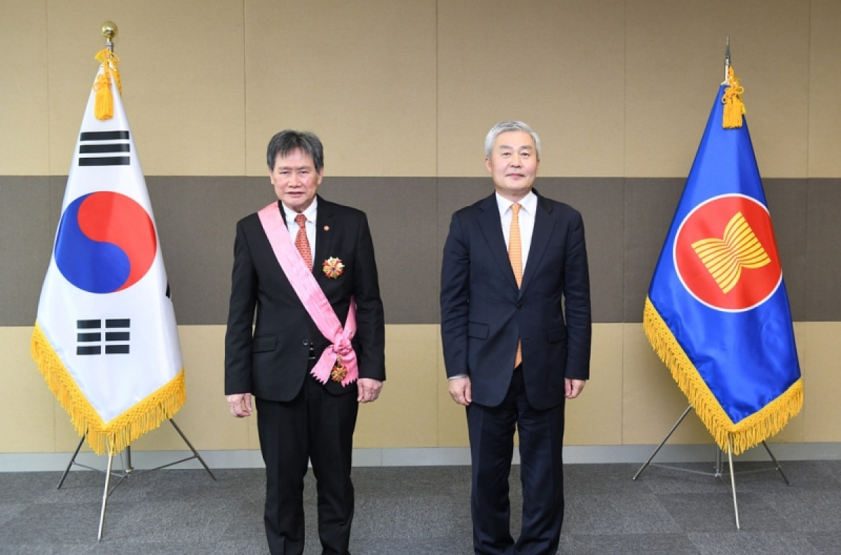 Tổng Thư ký ASEAN Dato Lim Jock Hoi và Trưởng phái đoàn Hàn Quốc tại ASEAN, Đại sứ Kwon Hee-seog