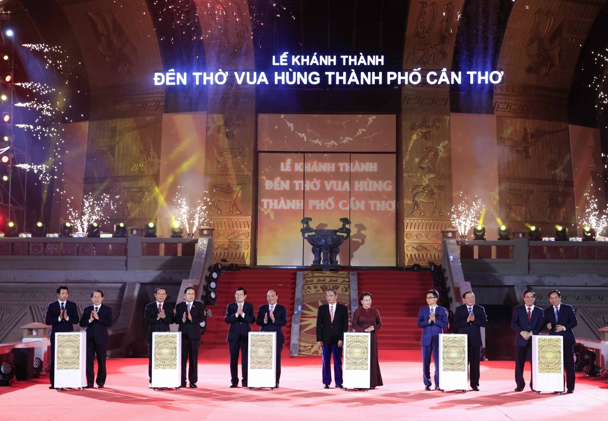 Chủ tịch nước Nguyễn Xuân Phúc và các đại biểu thực hiện nghi thức khánh thành Đền thờ Vua Hùng