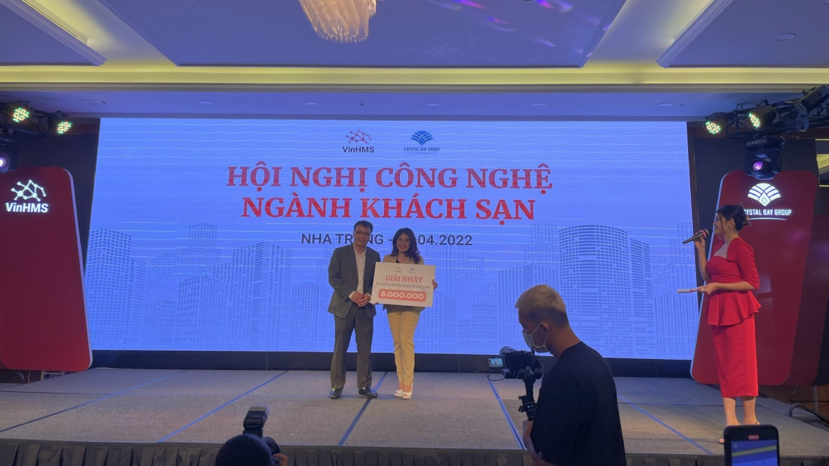 Ông Nguyễn Tiến Trung - Tổng giám đốc Tập đoàn du lịch Crystal Bay trao giải nhất trị giá 8 triệu đồng cho vị khách may mắn tại Hội nghị.