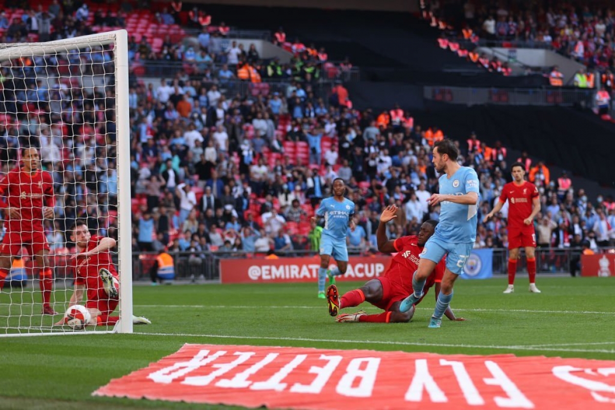 Bernardo Silva rút ngắn tỷ số xuống còn 2-3 cho Man City ở phút 90 và khiến thời gian bù giờ trở nên vô cùng kịch tính. (Ảnh: Reuters)