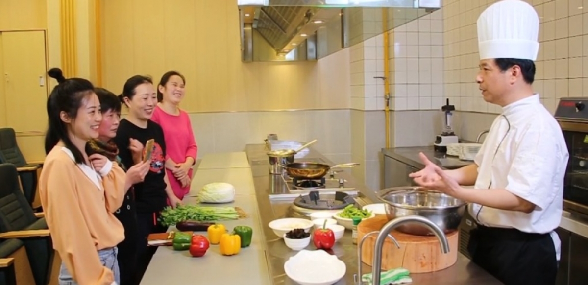 Sinh viên ngành Dịch vụ và Quản lý gia đình tham gia khóa học nấu ăn tại Đại học Mở Thượng Hải. Ảnh: China Daily.