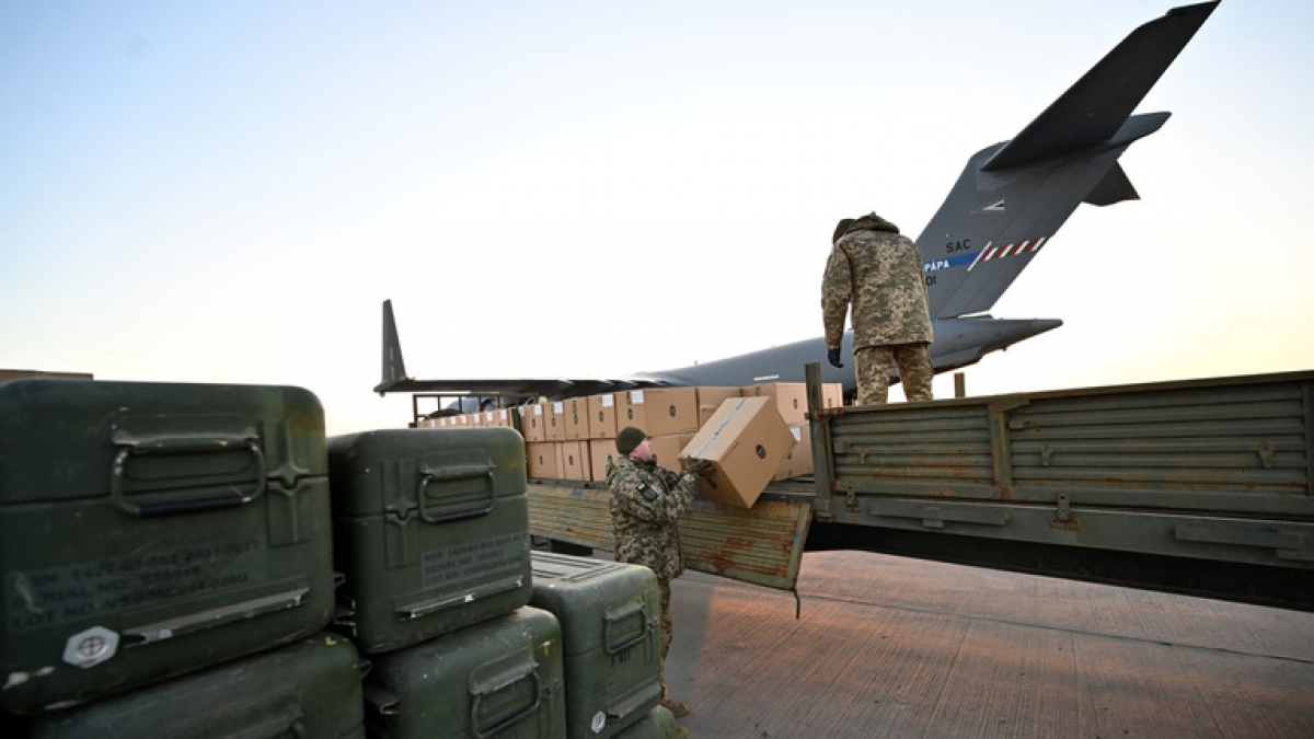 Lô tên lửa FIM-92 Stinger do phương Tây cung cấp được đưa tới sân bay Boryspil ở Kiev. Ảnh: AFP