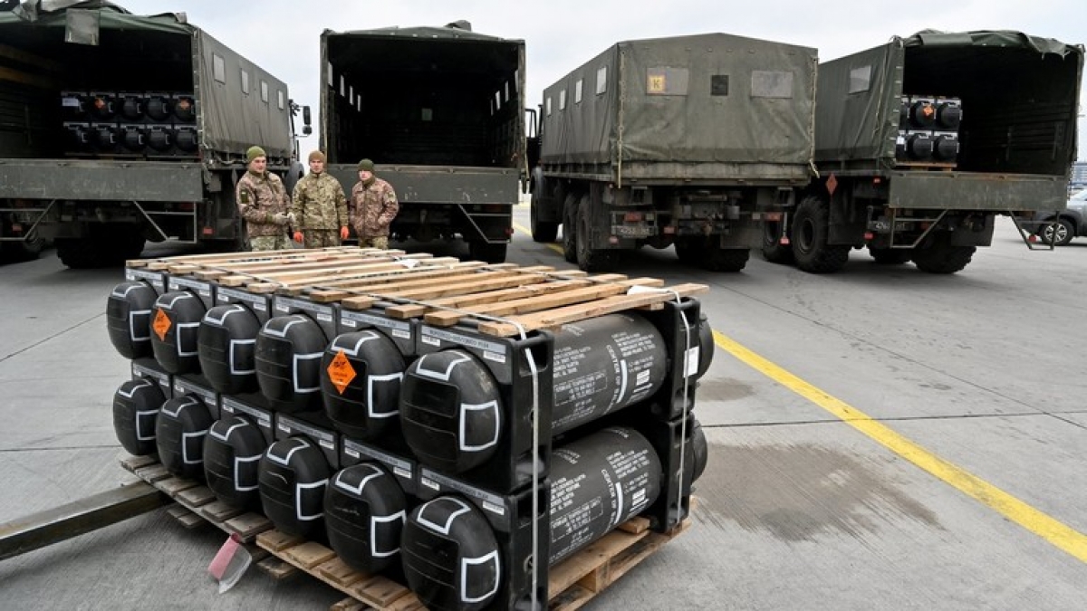 Quân đội Ukraine tiếp nhận lô tên lửa chống tăng FGM-148 Javelins do Mỹ cung cấp. Ảnh: AFP