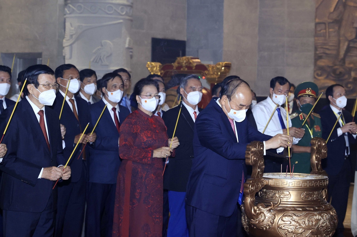 Chủ tịch nước Nguyễn Xuân Phúc, Chủ lễ dâng hương tại các bàn thờ theo trình tự Quốc Tổ Hùng Vương, Tổ phụ Lạc Long Quân, Tổ mẫu Âu Cơ, Lạc tướng và Lạc hầu