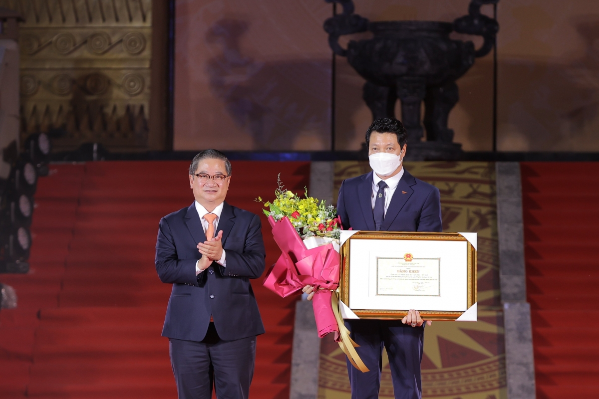 Lãnh đạo Công ty CP Đầu tư Văn Phú - Invest, đơn vị tài trợ thiết kế và thi công Đền thờ Vua Hùng, nhận Bằng khen của Chủ tịch UBND Thành phố Cần Thơ.