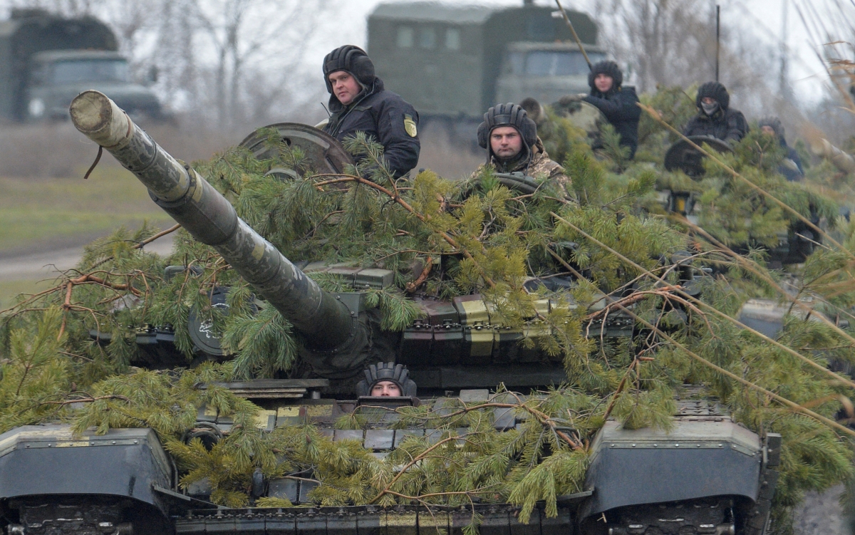 Quân đội Ukraine lái xe tăng trong cuộc tập trận quân sự ở khu vực Lugansk ngày 14/12/2021. Ảnh: Reuters