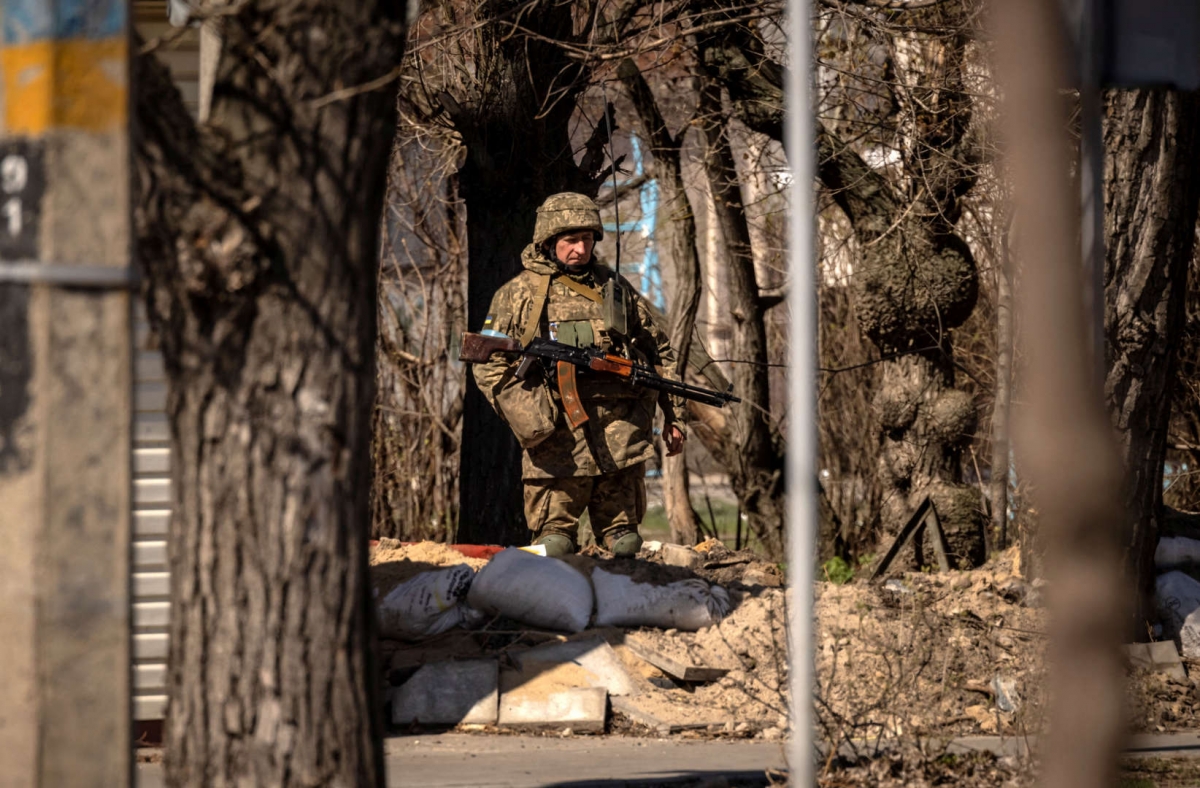 Một binh lính Ukraine đang đứng canh gác ở thành phố Severodonetsk, khu vực Donbass ngày 7/4/2022. Ảnh: AFP