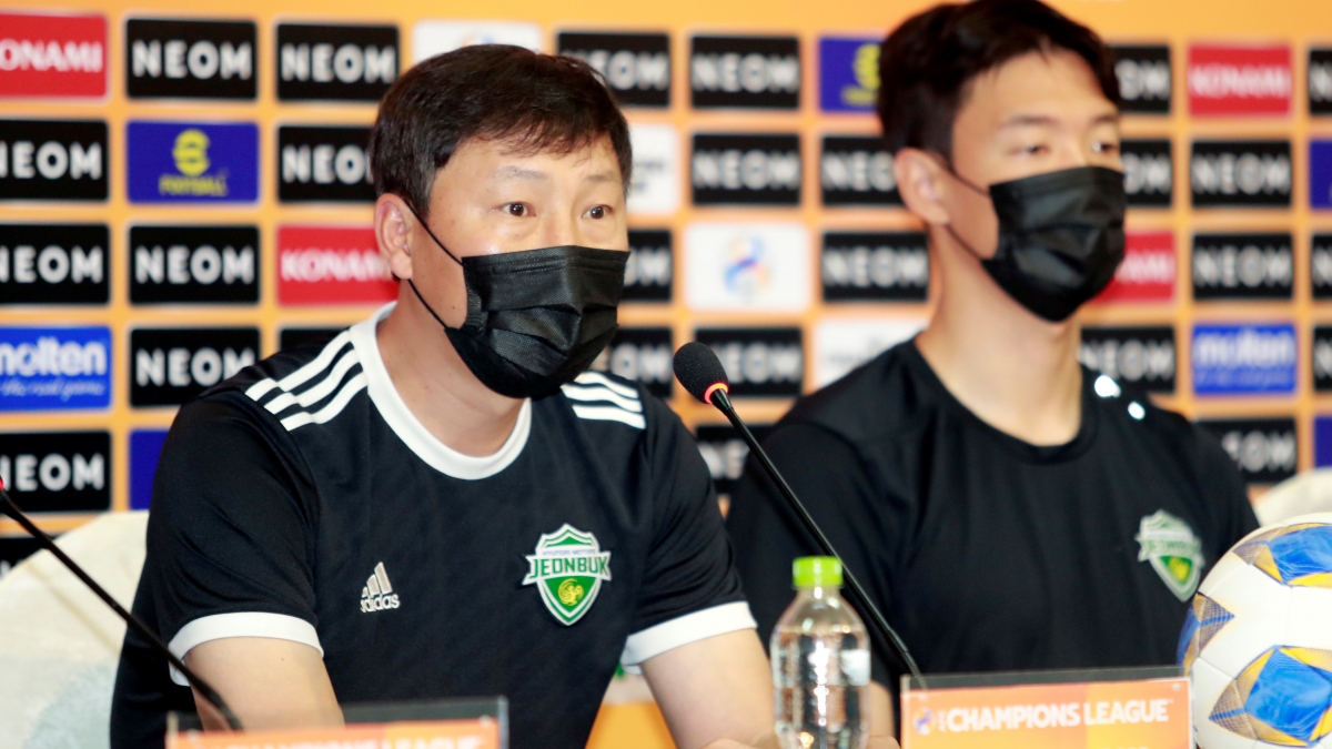 HLV Kim Sang Sik đánh giá cao HAGL (Ảnh: VFF).