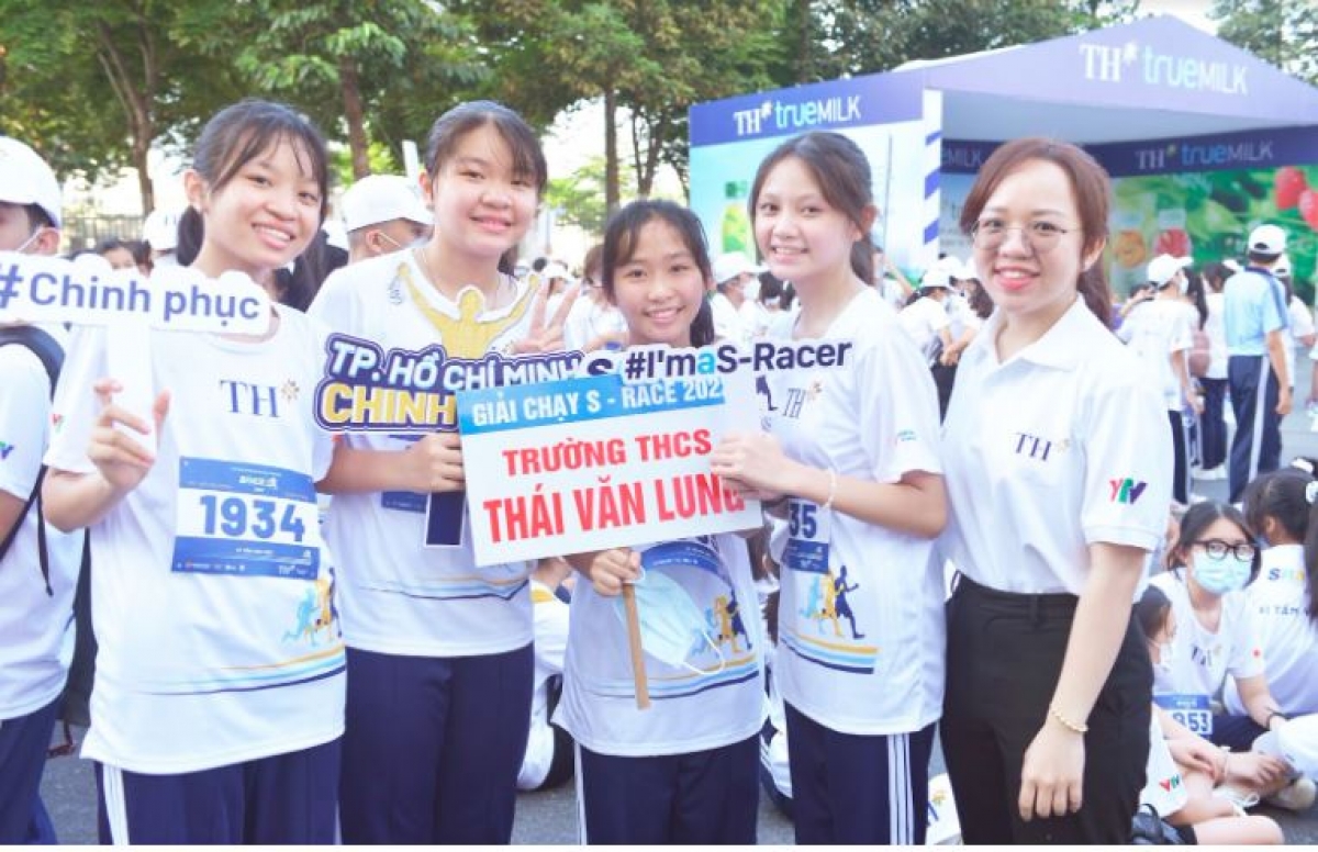 Cô Nga (ngoài cùng bên phải) cùng các em học sinh rạng rỡ trước giờ chạy
