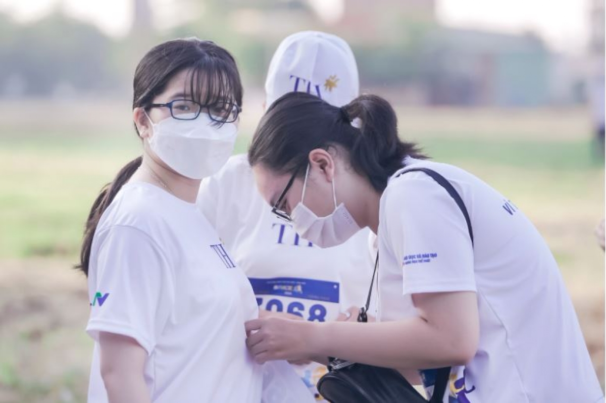 Các thầy cô giáo ân cần đeo số bib cho học sinh đã trở thành hình ảnh đẹp tại S-Race TP.HCM