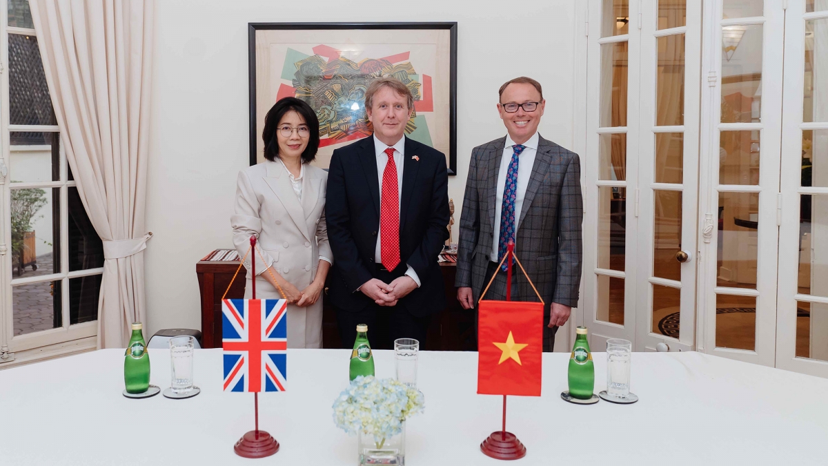 Bà Phan Hà Thủy - đại diện Tập đoàn Vingroup chụp ảnh lưu niệm cùng ngài Marcus Winsley - Phó Đại sứ Liên hiệp Vương Quốc Anh và Bắc Ai-len tại Việt Nam và ông Richard Cairns - Hiệu trưởng Brighton College.
